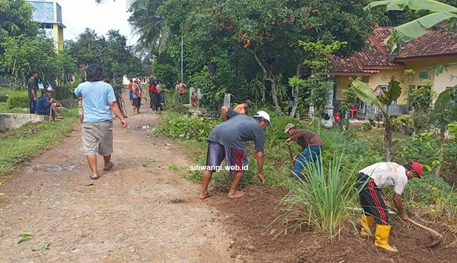 Cegah Banjir Warga Dusun Empat Siliwangi Kompak Gotong Royong Bersihkan Selokan