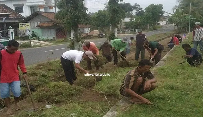 Kompak Warga Dusun Dua Bersihkan Drainase dan Paping Lapangan Pekon Siliwangi